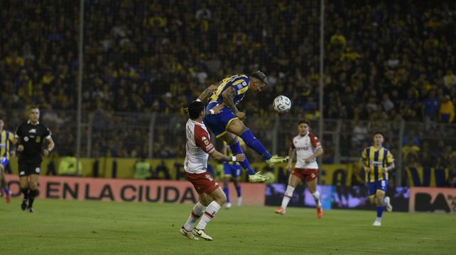 Enzo Copetti salta ante la marca de Huracán. Central busca el pase a la semifinal.