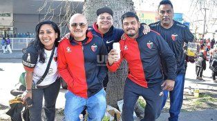Los hinchas de Colón le imprimieron color y pasión al partido ante Agropecuario