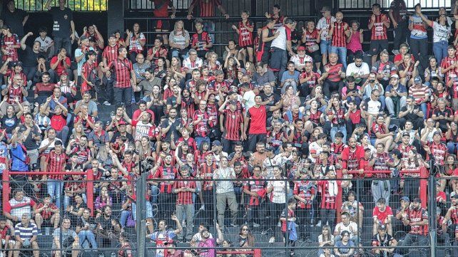 Los hinchas de Patronato disfrutan de un partido histórico.
