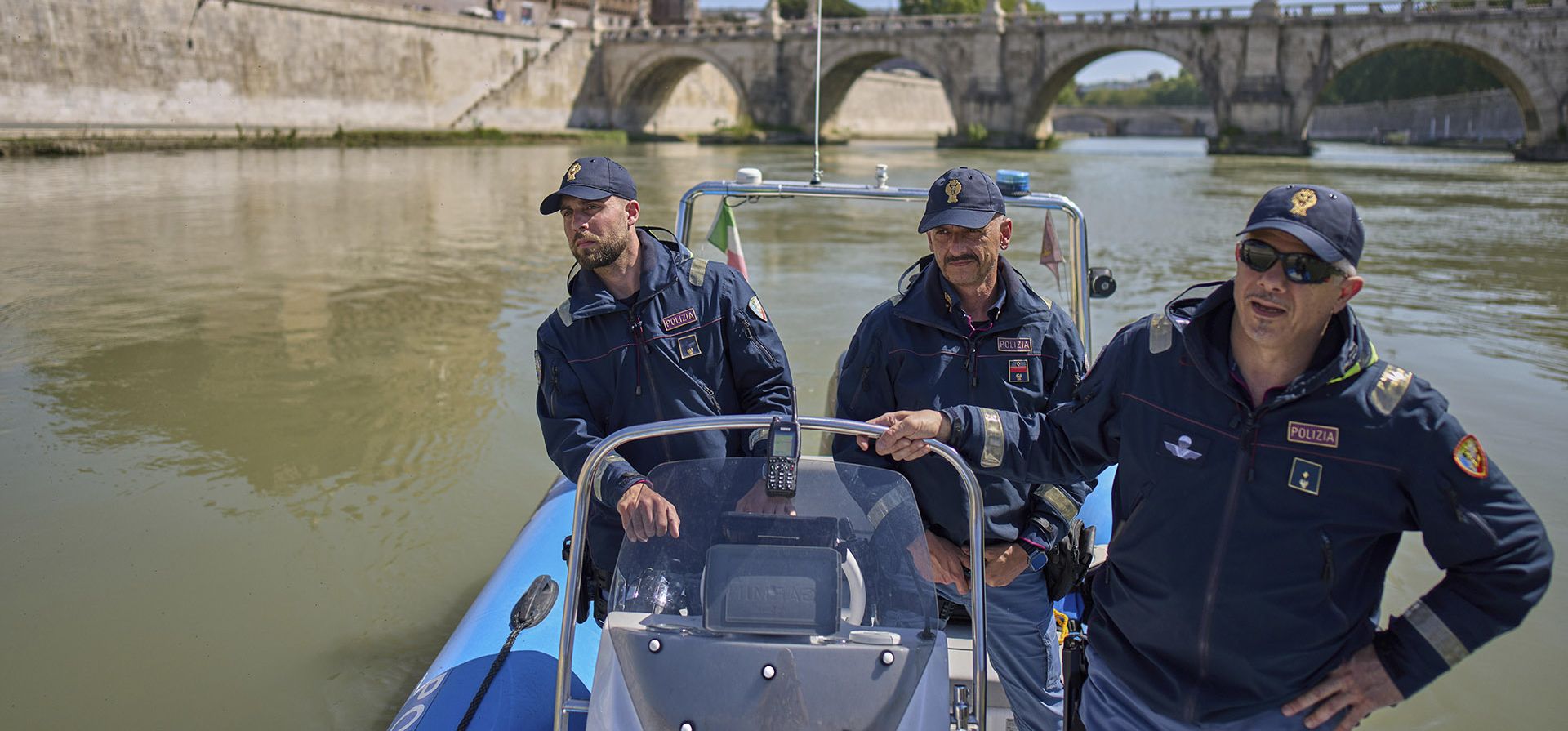 Agentes de la policía italiana patrullan en una lancha ligera por la seguridad del río Tíber, cerca del Vaticano, con el castillo de Sant'Angelo al fondo, el martes 22 de abril de 2025. (Foto AP/Bernat Armangue) Agentes de la policía italiana patrullan en una lancha ligera por la seguridad del río Tíber, cerca del Vaticano, con el castillo de Sant'Angelo al fondo, el martes 22 de abril de 2025. (Foto AP/Bernat Armangue)