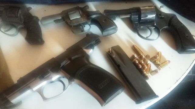 Caen con armas dos presuntos miembros de Los Gorditos