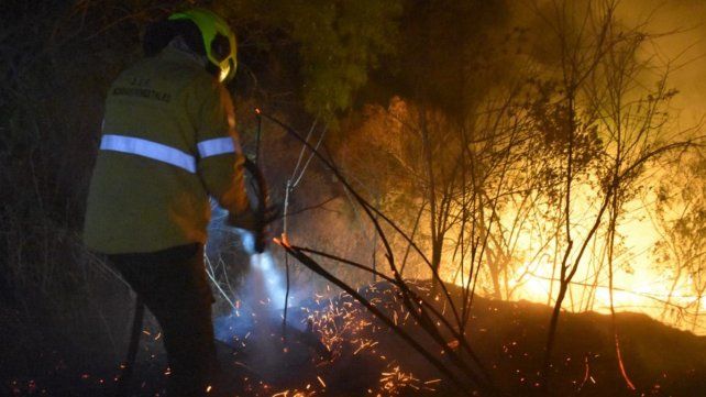 Bomberos voluntarios de Paraná y Crespo y Zapadores trabajaron durante cuatro horas para sofocar un incendio de pastizales en María Luisa&nbsp;