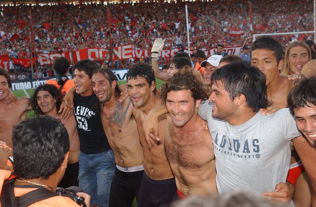 La vuelta olímpica en la cancha del Rojo.