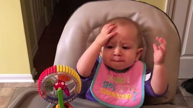 Así reacciona la bebé después de probar por primera vez el brócoli