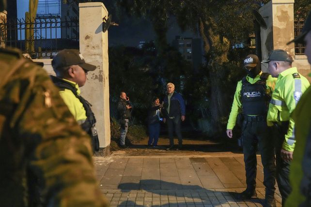 La policía irrumpió en la embajada de México en Quito