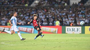 Palacios define ante la salida del arquero y marca el empate.