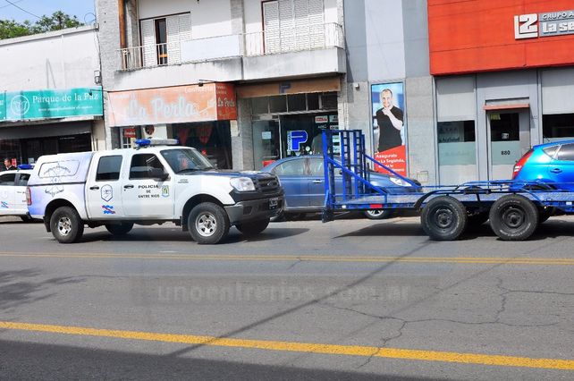 Un ciclista quedó aprisionado entre un camión en doble fila y una camioneta policial
