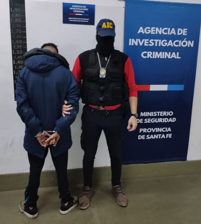 Randy en manos de un agente de la AIC. Fue detenido el jueves por la noche en en inmediaciones de Melián y Khantuta