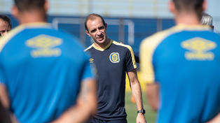 Leandro Somoza, DT de Rosario Central, pretende sumar tres refuerzos para el próximo torneo.