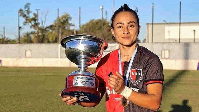 Felicidad. La joven mediocampista Milagros Rivas conquistó el primer título en la historia del club y va por más.