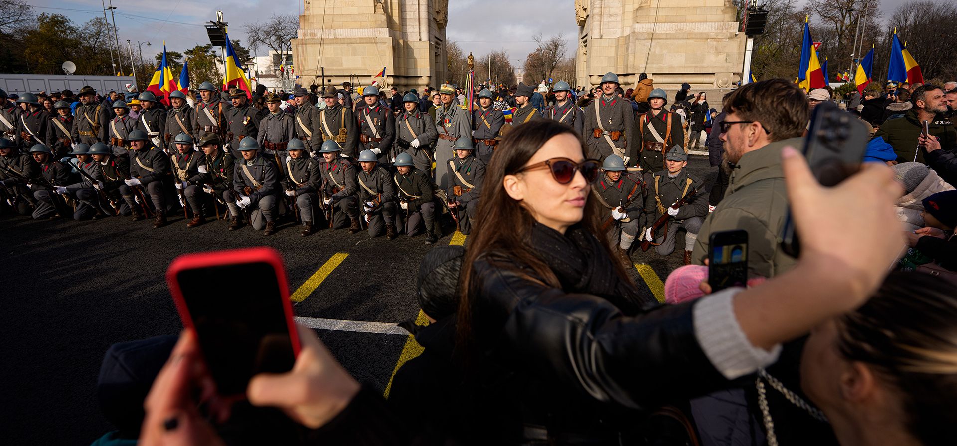Personas se toman selfis junto a miembros de una asociación histórica que visten uniformes militares antiguos bajo el Arco del Triunfo al final del desfile militar del Día Nacional, en Bucarest, Rumania, el lunes 1 de diciembre de 2025. (Foto AP/Andreea Alexandru) Personas se toman selfis junto a miembros de una asociación histórica que visten uniformes militares antiguos bajo el Arco del Triunfo al final del desfile militar del Día Nacional, en Bucarest, Rumania, el lunes 1 de diciembre de 2025. (Foto AP/Andreea Alexandru)