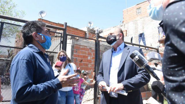 el-gobernador-omar-perotti-dialoga-un-vecino-antes-efectuar-declaraciones-villa-banana