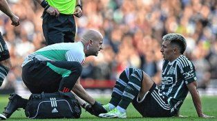 Lisandro Martínez salió lesionado y preocupa.