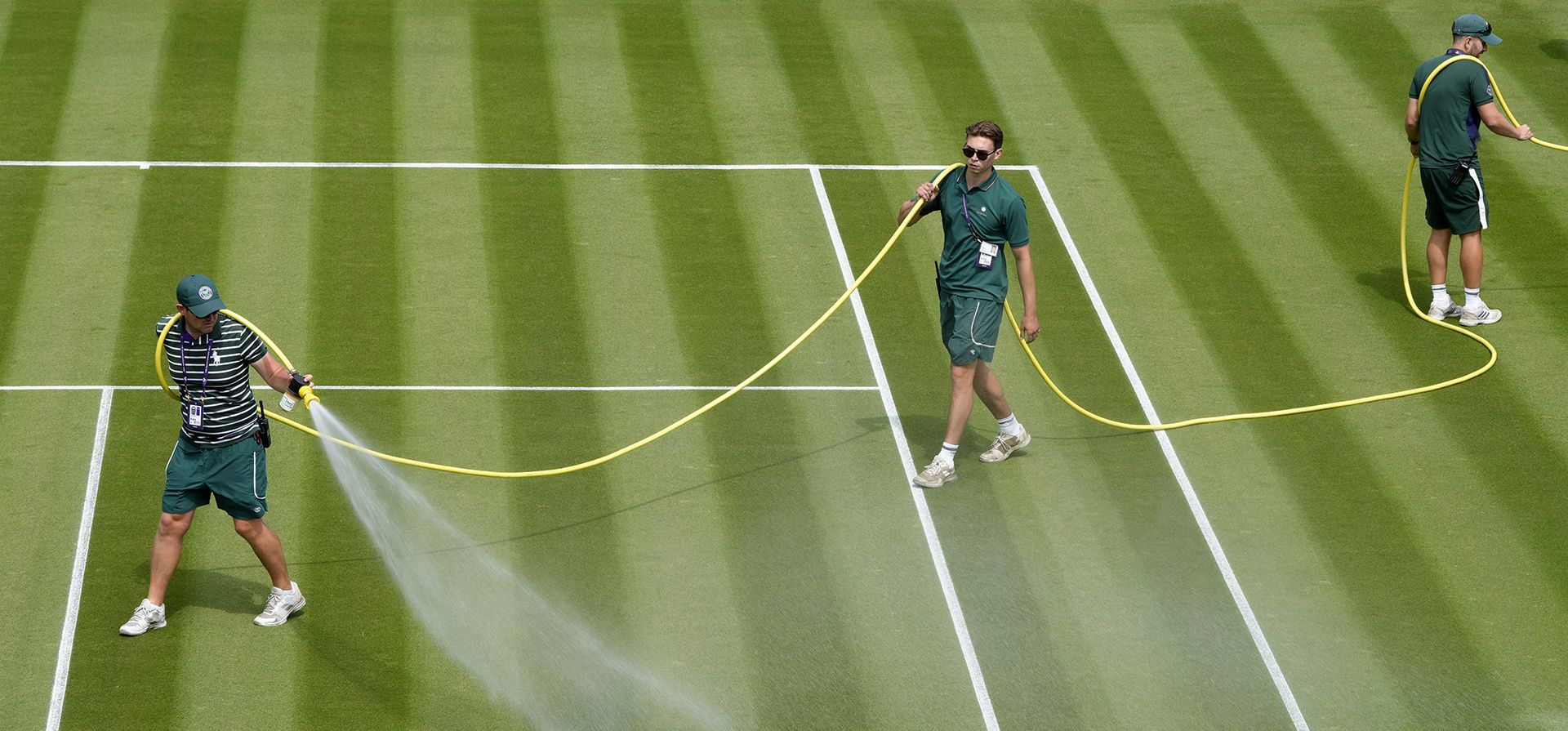 El personal de tierra prepara el césped en la cancha 18 antes del torneo de tenis de Wimbledon en Londres, el lunes 26 de junio de 2023. (Foto AP/Kirsty Wigglesworth) El personal de tierra prepara el césped en la cancha 18 antes del torneo de tenis de Wimbledon en Londres, el lunes 26 de junio de 2023. (Foto AP/Kirsty Wigglesworth)
