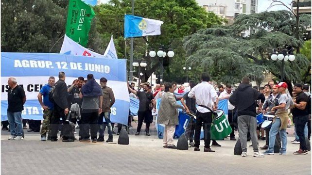 Choferes de las empresas Ersa y Mariano Moreno se manifiestan frente a la Municipalidad de Paraná exigiendo respuestas concretas sobre su futuro laboral