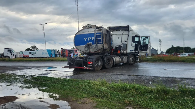 El camión de YPF que llevaba aceite.