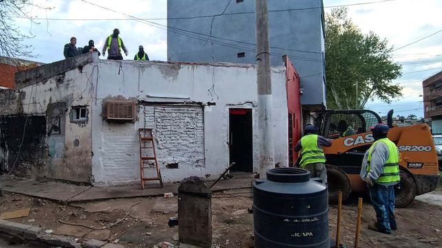 Búnker en zona sur. La demolición de la casa que funcionaba como punto de venta de drogas en Príncipe de Gales y Rueda.