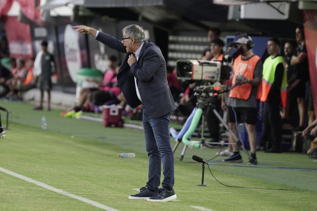 Ariel Holan hizo su debut como DT de Central ante Estudiantes y quedó conforme con lo que hizo su equipo.