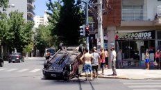 En Cafferata y Zeballos, donde ocurrió el choque y vuelco, hay semáforo. En Cafferata y Zeballos, donde ocurrió el choque y vuelco, hay semáforo.