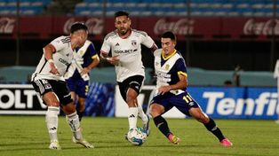 Maxi Lovera encara a la defensa colocolina a pura gambeta.
