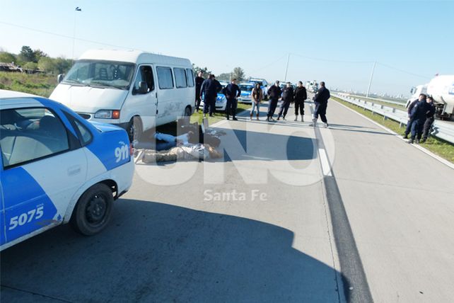 Cinematográfica persecución policial con una gavilla de ladrones apresada