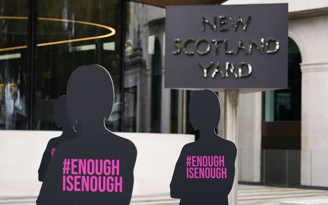 Siluetas de mujeres colocadas fuera de New Scotland Yard por la organización benéfica británica Refuge, en Londres. Activistas solicitan que se incluya el abuso doméstico, homicidio intrafamiliar y violencia sexual en el Proyecto de Ley de Policía.