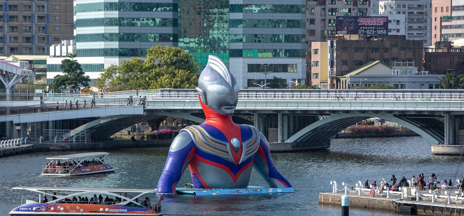 Un Ultraman inflable gigante forma parte de las atracciones del Año Nuevo Lunar para los niños de la ciudad, Kaohsiung, Taiwán. Fotografía: Cheng-Chia Huang/ZUMA Press Wire/Shutterstock
