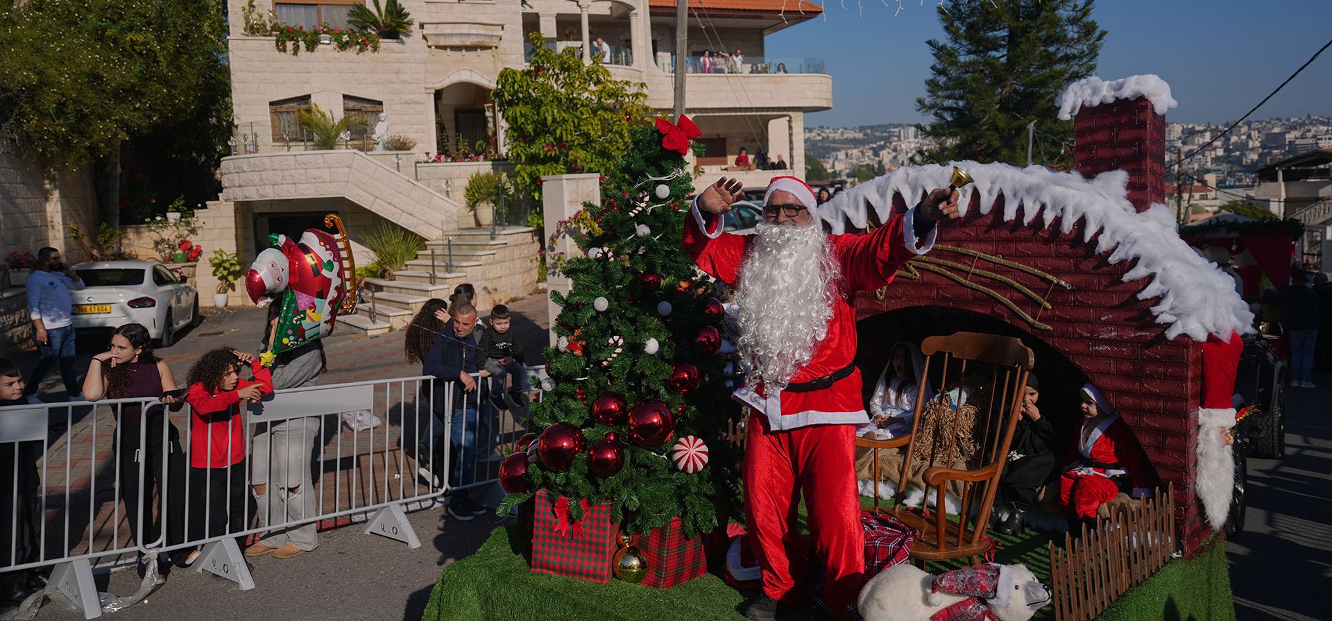 Un hombre disfrazado de Papá Noel participa en el 40.º desfile navideño anual rumbo a la Basílica de la Anunciación en Nazaret, Israel, el miércoles 24 de diciembre de 2025. (Foto AP/Ariel Schalit)