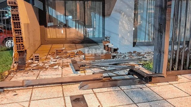 Chocó una casa de la costanera y se fue, pero encontraron una patente