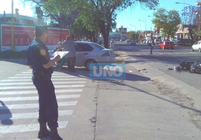 Un motociclista sufrió importantes heridas en la cara al chocar con un auto