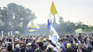 Miles de hinchas de Central se congregaron en el Parque Alem y en las adyacencias del Gigante. Cuando llegó el micro, fueron desalojados por la policía.