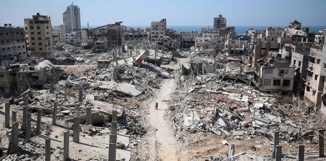 Un hombre empuja una bicicleta por la zona devastada alrededor del hospital al-Shifa, Ciudad de Gaza, Gaza. Fotografía: AFP/Getty Images