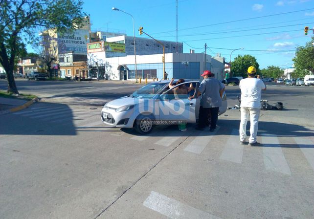 Un motociclista sufrió importantes heridas en la cara al chocar con un auto