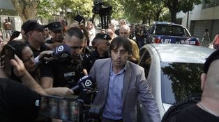 El fiscal Federico Rébola llega a la zona de Lavalle al 2500, donde fue baleado un supermercado propiedad del padre de Antonela Roccuzzo.&nbsp;