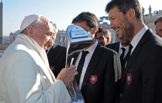 El Santo Padre. Francisco recibió ayer la copa del Torneo Inicial de los dirigentes Matías Lammens y Marcelo Tinelli.