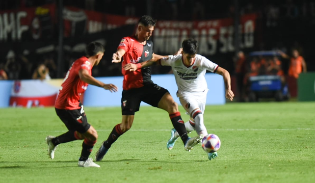 Newells, que perdía 1 a 0 en el primer tiempo, rescató un empate ante Colón