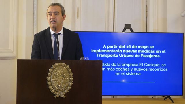 El intendente Pablo Javkin durante el anuncio de la desvinculación de la empresa El Cacique del sistema del transporte urbano de pasajeros.