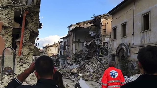 Ascienden a 120 los muertos por el devastador terremoto en el centro de Italia