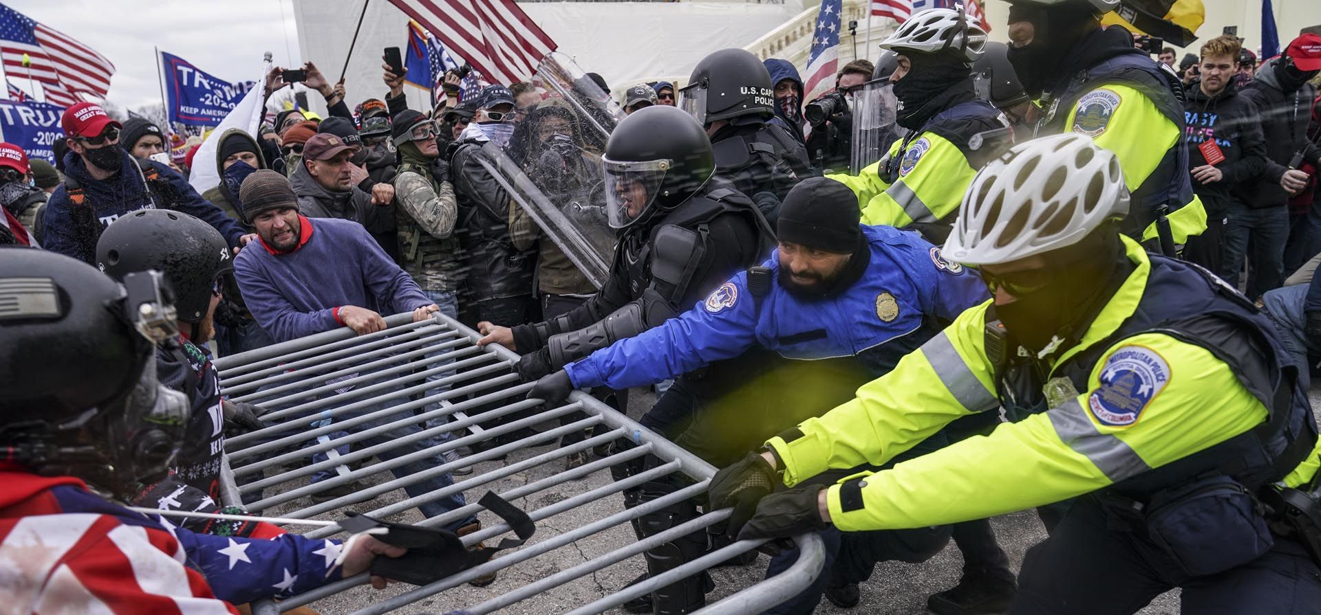 Manifestantes y agentes de la ley disputan una cerca en el frente oeste del Capitolio de los Estados Unidos el 6 de enero de 2021 en Washington. 
