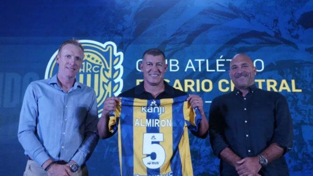 Jorge Almirón posa con la camiseta de la Academia rosarina.