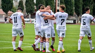 Los pibes leprosos festejan el gol de la victoria.