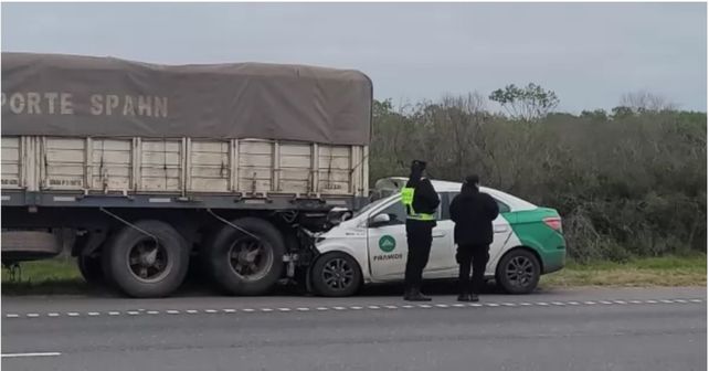 Accidente fatal. Así quedó el Chevrolet Prisma tras impactar contra el acoplado de un transporte de cereales en la autopista Santa Fe-Rosario.