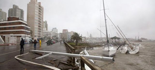 Un violento temporal de viento azot&oacute; Punta del Este y destroz&oacute; embarcaciones
