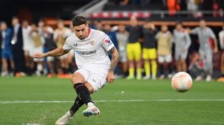 Gol y título. Gonzalo Montiel anotó el último penal para Sevilla para quedarse con la Europa League. El lateral argentino volvió anotar como lo hizo para la Argentina en la final de Qatar 2022.&nbsp; &nbsp; &nbsp; 