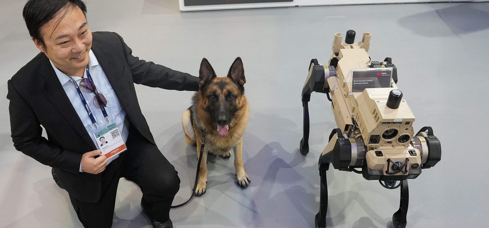 Un visitante posa con un perro rastreador del ejército serbio y un robot cuadrúpedo de reconocimiento y ataque en la feria de armas de Belgrado, Serbia, el viernes 26 de septiembre de 2025. (Foto AP/Darko Vojinovic) Un visitante posa con un perro rastreador del ejército serbio y un robot cuadrúpedo de reconocimiento y ataque en la feria de armas de Belgrado, Serbia, el viernes 26 de septiembre de 2025. (Foto AP/Darko Vojinovic)