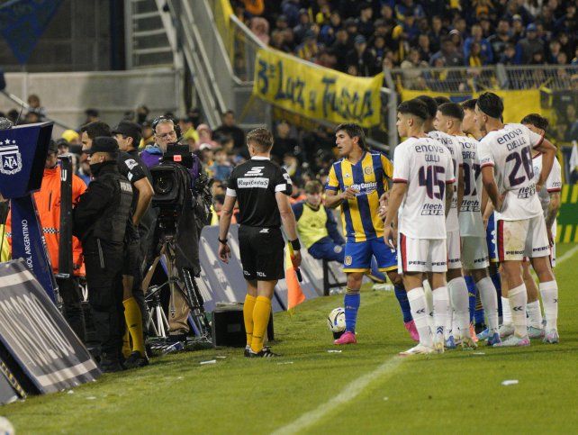 El VAR semiautomático recortará el tiempo de demora de varias revisiones arbitrales.