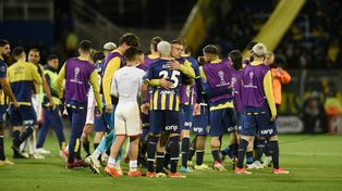 Los futbolistas canallas celebran la victoria ante Inter. Un buen envión para lo que se viene: Sarmiento.