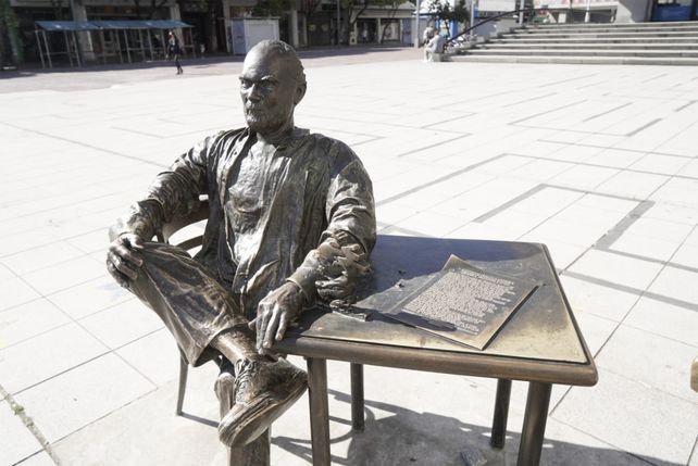 Así amaneció la estatua del Negro Fontanarrosa. Faltan dos de sus personajes icónicos.&nbsp;