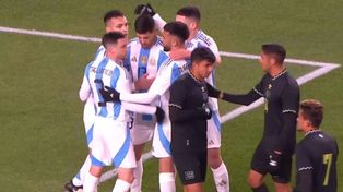 Todos abrazan al Cuti Romero, autor del gol de Argentina ante El Salvador que abrió la cuenta.