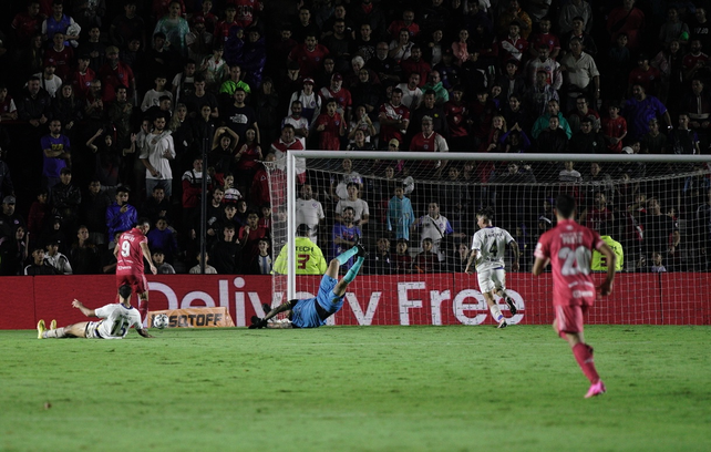 Maximiliano Romero anota el tercer gol para el equipo local.